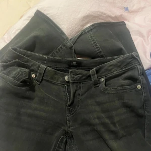 Svarta jeansbyxor från True Religion - Säljer ett par svarta jeansbyxor från True Religion helt nya aldrig tvättade o använda en gång. 