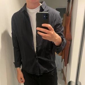 Mörkblå skjorta från COS - Säljer en stilren och sjukt skön mörkblå skjorta från COS. Den är av mjukt material och inte klassiskt styvt skjortmaterial.