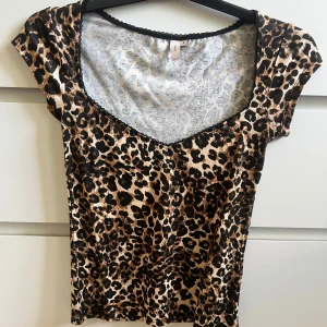 Nelly Leopard tshirt  - Super trendig tshirt igrån Nelly. Helt ny och oanvänd 