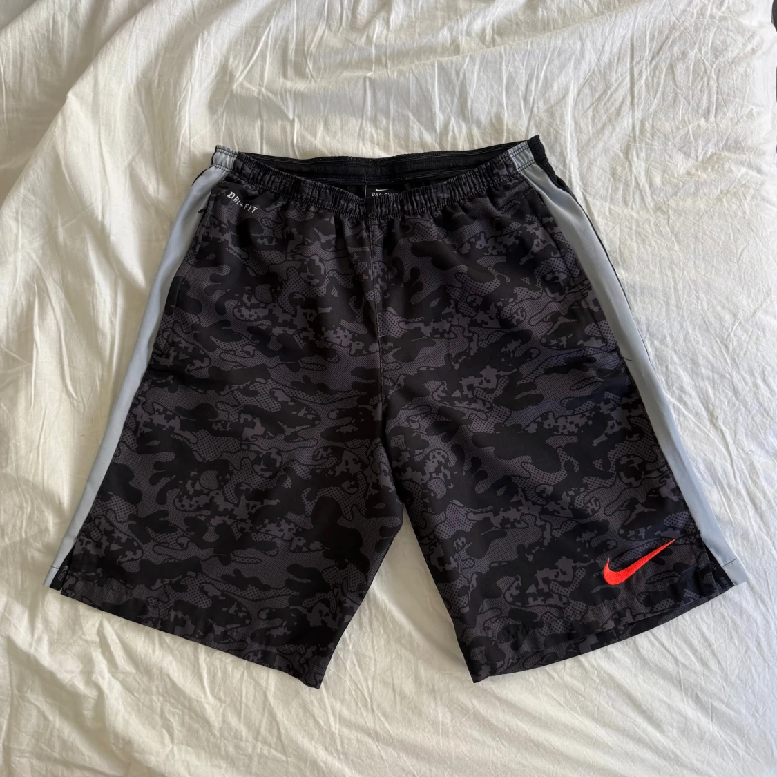 Svarta camo shorts från Nike