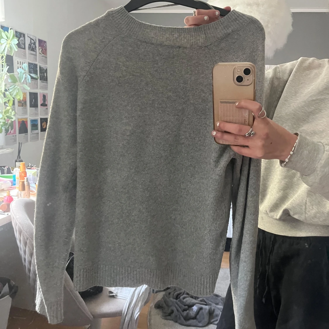 Grå stickad tröja - 1