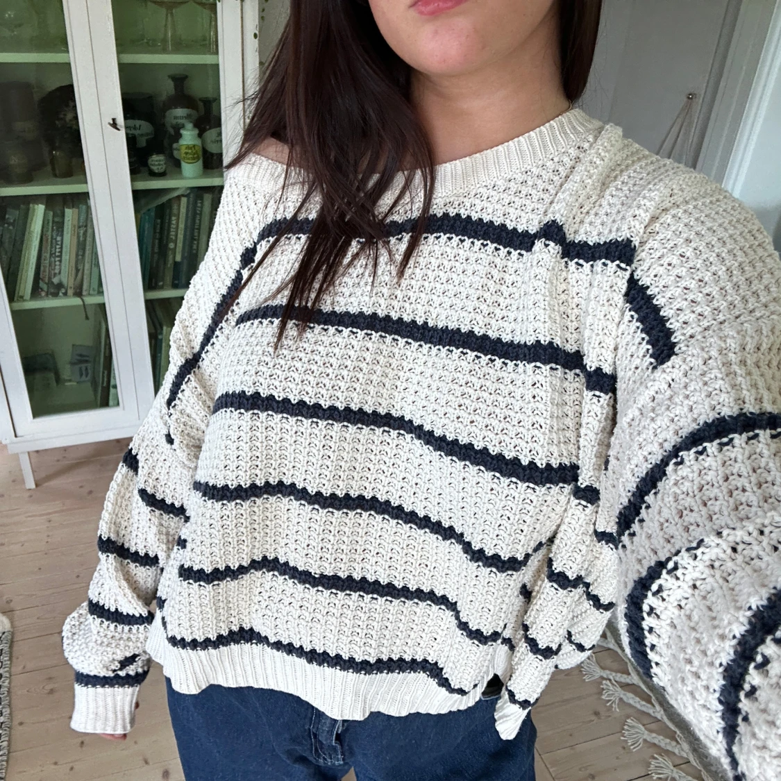 Randig stickad tröja i offwhite och marinblå - 2