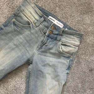 Ljusblå bootcut jeans från Bershka lågmidjade - Säljer ett par ljusblå jeans från Bershka med bootcut-passform.  Lågmidjade. Använda en gång 
