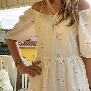 Super söt vit klänning från Zara  - Söt vit klänning perfekt för skolavslutning och sommar