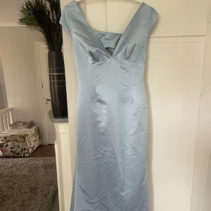 Ljusblå långklänning med v-ringning - Jättefin blå balklänning!! Helt oanvänd med lappen kvar men tyvärr för liten för mig. 💕STORLEK: 38 PRIS: 900kr 