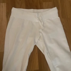 Lågmidjade byxor  - Säljer dess lågmidjade byxor från Nelly. Har ingen bild på då dom är försmå. Kan gå ner i pris vid köp direkt