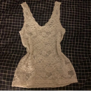 Vit spetslinne  - Säljer ett vitt linne i spets med v-ringning⭐️