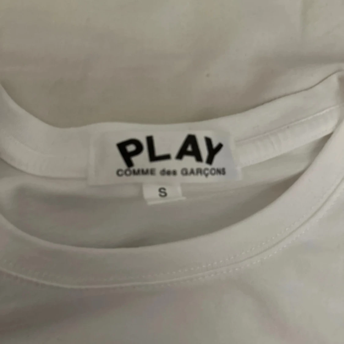 Vit t-shirt med rött hjärta från Comme des Garçons Play - 2