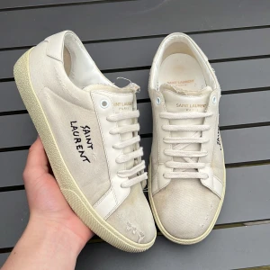 Saint laurent skor - Säljer dessa sjukt feta ysl skor! Självklart äkta. Size 41 fits 42! Skick 8,5/10! Hör av dig vid minsta fundering! 🤩