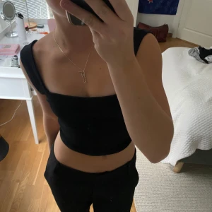 Svart fest topp - Söt svart topp i xs från Gina 