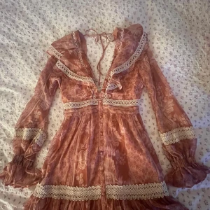 Klänning - Superfin klänning som är prefekt nu till varma sommarkvällar. Den är från Asos i storlek 38💕☺️