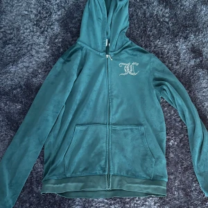 Mörkgrön zip up från juicy couture  - En fin mörkgrön zip up. Den har nästan aldrig använts. Det står 14/15 men skulle säga att den är som en S eller XS. Jag hade visst glömt att ta kort på baksidan men skriv om man vill ha det eller ha bättre bilder over all.