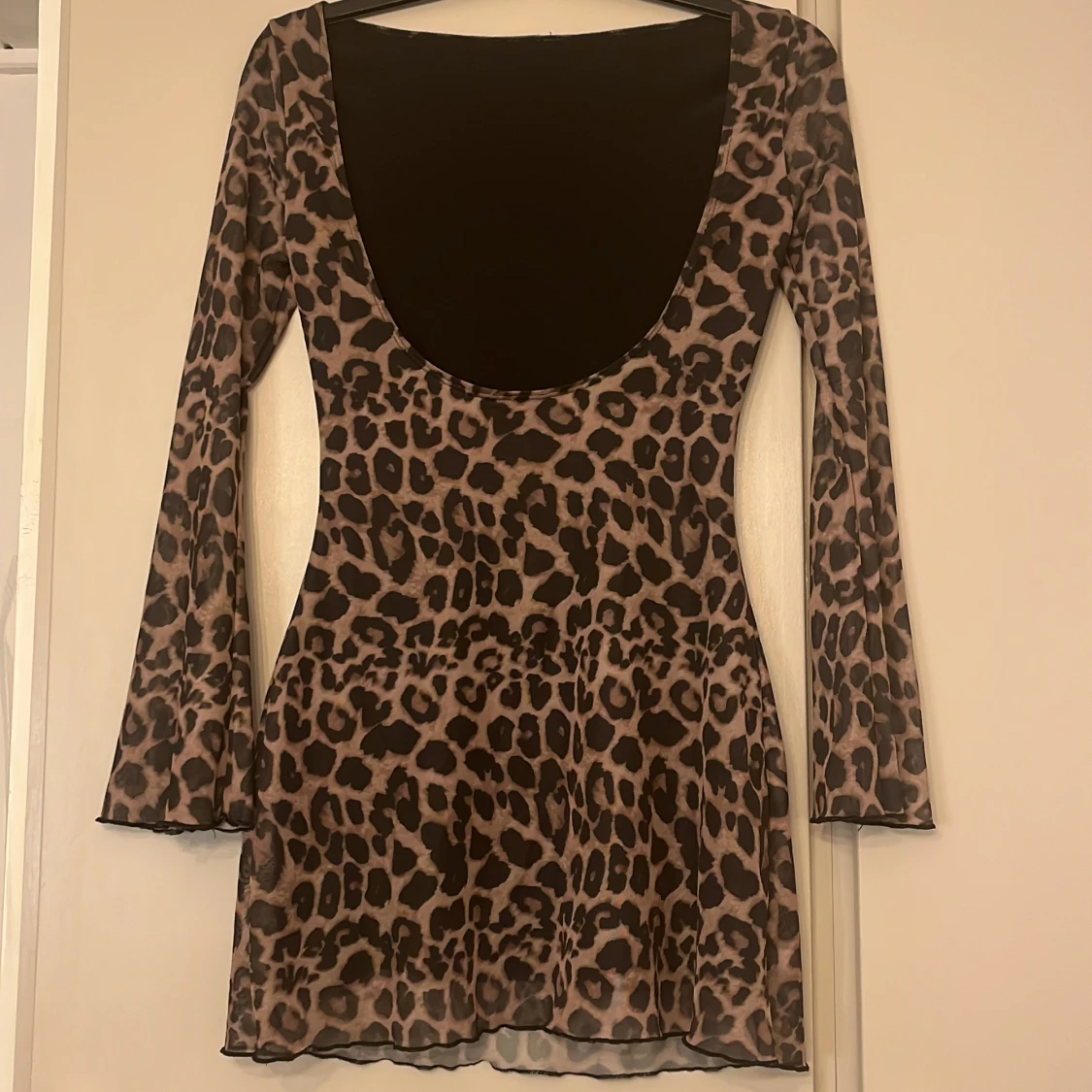 Leopardmönstrad långärmad kortklänning - 1