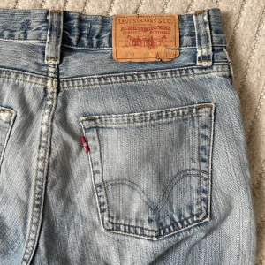 Levis 501 ljusblå jeans - Super snygga Levis 501 jeans i ljusblå tvätt bootcut och lågmidjade. Strl 36-38 