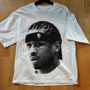 Allen Iverson T-shirt  - En snygg graphic tee med print på framsidan av basketspelaren Allen Iverson från Starburbie i storlek S men passar mer som M.  Säljer den pga för stor. Skriv om du har frågor 🙏