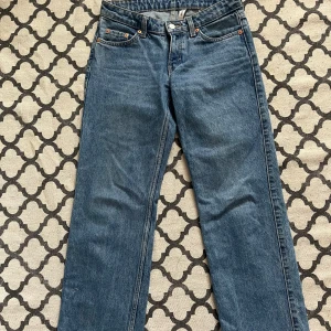 Arrow Low Straight Jeans - Populära ”Arrow Low Straight Jeans” från weekday, tidlös och snygg modell, storlek 25/30, perfekt skick 🥰 Nypris 590kr💓
