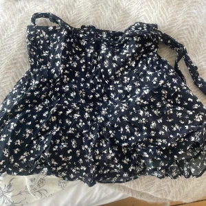 Blommig svart kjol  - Så söt passar xs och xxs men är i storlek s