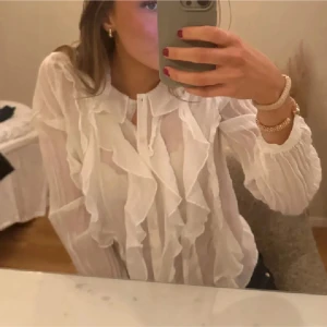 Blus - Säljer så söt blus med volanger!