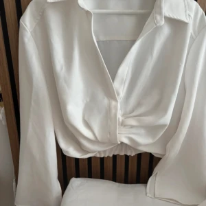 Vit croppad skjorta med twist framtill - Supernajs festlig topp