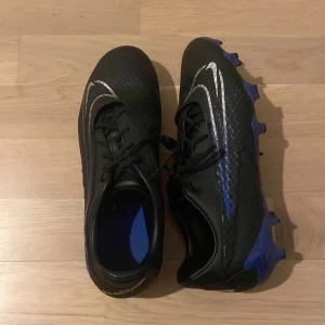 Nike phantom fotbollsskor  - Skorna är i bra skick har använts lite 