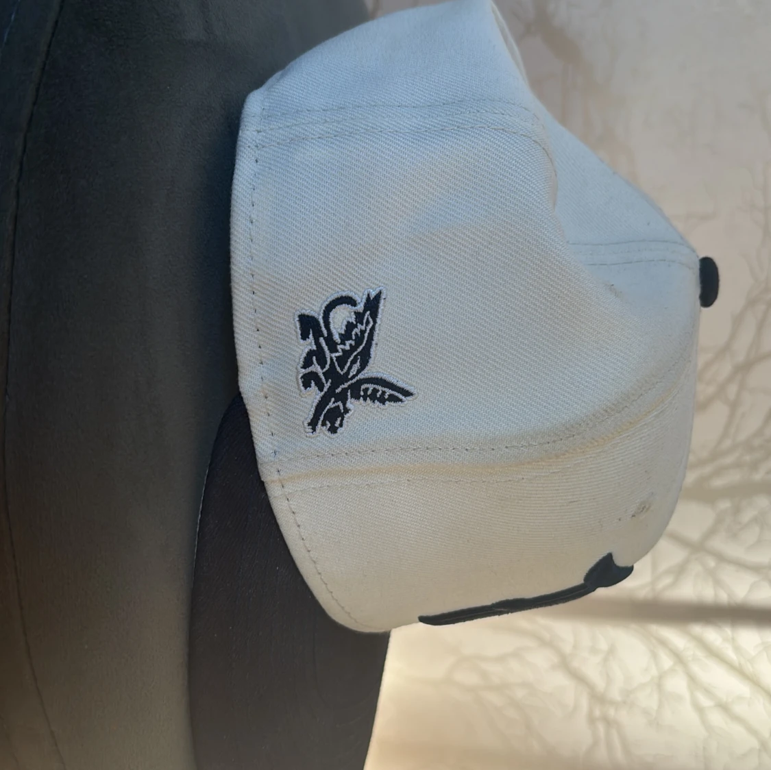 Vit och marinblå keps från New Era - 2