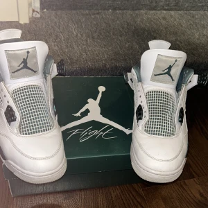 Jordan 4 retro oxidized green - Skit sköna jordan 4or i färgen  metall aktig grön och vit! Riktig bra kvalite, snören får man med! Om du vill att jag ska fixa snöret till dig så är det bara säga! Storlek 40,5 men passar 41. Priset kan diskuteras