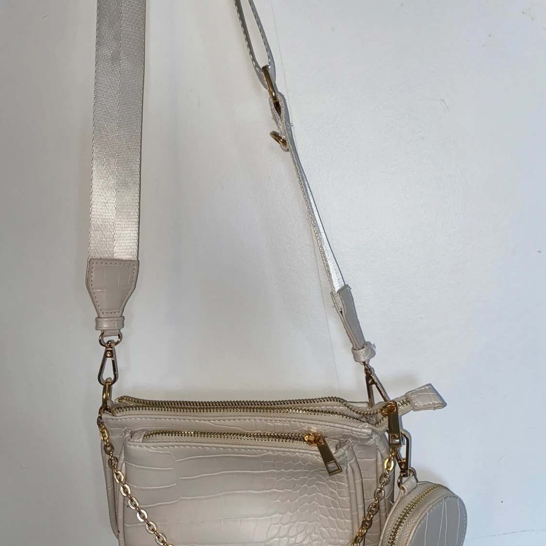 Beige axelväska med kedjedetalj - 2