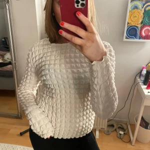 Vit tröja från JDY - Säljer en vit tröja från JDY med fint bubbligt mönster. Tröjan har långa ärmar och en normal passform.  🤍