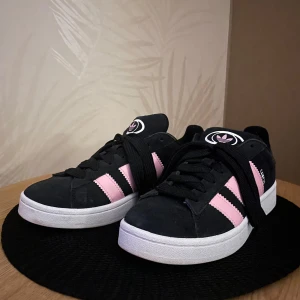 Adidas Campus 00s - Säljer mina Campus skor som är som nya, använda ca 3 gånger. Nypris: 1449kr