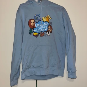 Elinasofia huppari - Elina ja Sofia sininen collegehuppari uskalla olla upea tekstillä. Jonkun verran käytetty mutta edelleen hyvässä kunnossa. Koko S. Kaikai n 48cm, pituus n 63cm. Kissatalous MMM Mikäli hinta ei miellytä tarjoa rohkeasti, lisätietoja saa kysymällä. Katsothan myös muut ilmoitukseni!!