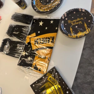 Ramadan Kareem festartiklar - Snygga festartiklar med temat Ramadan Kareem. Setet inkluderar svarta tallrikar och servetter med guld- och vitfärgade mönster av stjärnor och moskéer. Perfekt för att skapa en festlig stämning under Ramadan. Set för 24 personer. Gaffel, kniv, sked, tårttallrikar, mattallrikar, drick kopp och bordsduk ca: 2m lång 1,5m bred samt servetter. 
