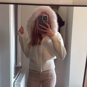 Vit pälsjacka stickad - Lägger ut igen på min vita pälskacka stickad.