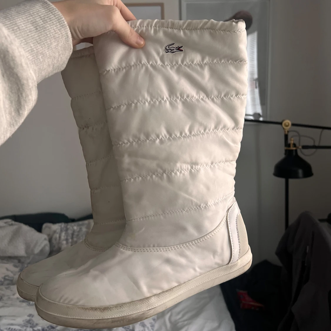 Vita quiltade stövlar från Lacoste