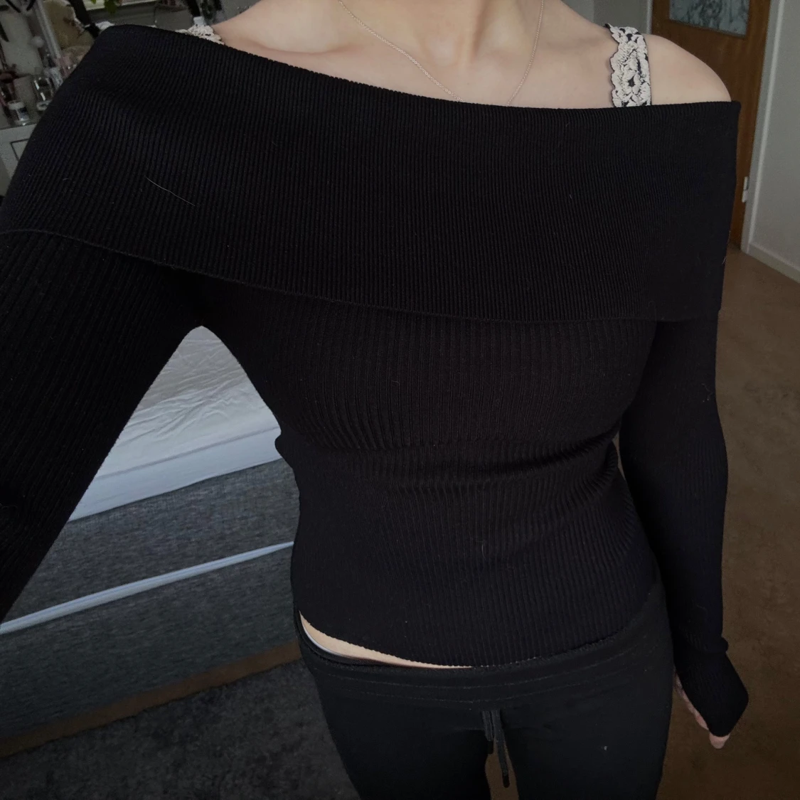 Svart ribbad offshoulder topp