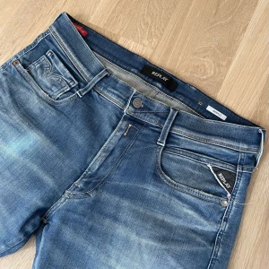 Replay anbass  - Replay anbass hyperflex || strl 32/32 || skick 9/10 || modellen är 185 cm lång och väger ca 70kg || hör av er vid funderingar || mvh LuxuryTrends 🙌🤝