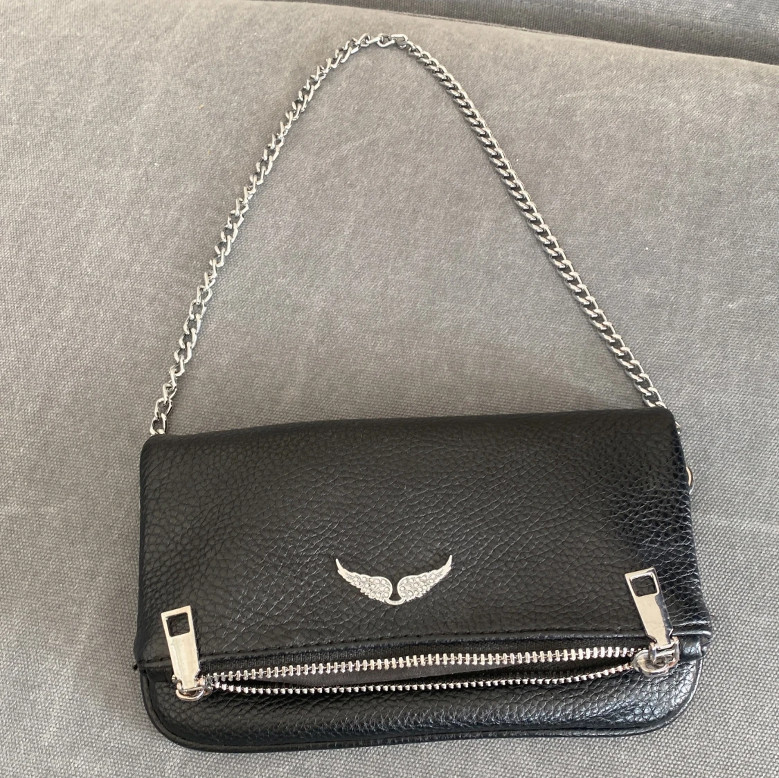 Svart axelväska med kedja