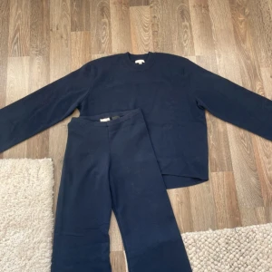 Mörkblå tröja - Ett marinblått stickat mjukisset. Aldrig använt. Nypris 748kr 🥰
