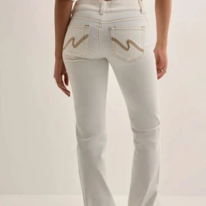 Vita lowwasit bootcut jeans - Nellys low waist bootcut stich jeans i storlek 32, endast testad. Säljer inte under ordinarie pris 699kr