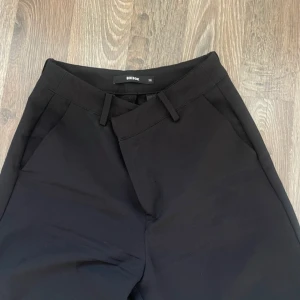 Svarta kostymbyxor - Svarta kostymbyxor från BikBok i storlek 36 regular. Knappt använda 🥰