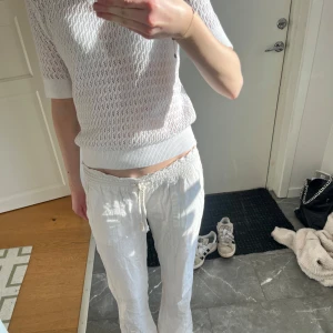 Lågmidjade linnebyxor  - Säljer ett par linnebyxor från Roxy. Använt ganska mycket, därav några fläckar på baksidan. (Se sista bilden) 