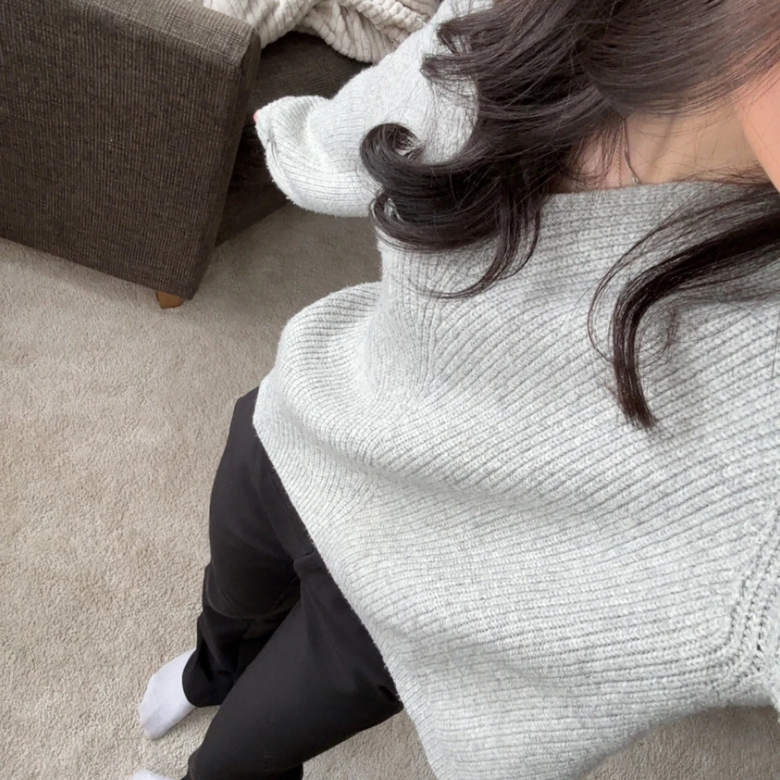 Grå stickad tröja med v-ringning - 2