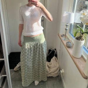 Maxikjol från Zara - En superfin långkjol från Zara som är perfekt till sommaren! Köpt förra sommaren men aldrig använt då den är lite kort på mig. 