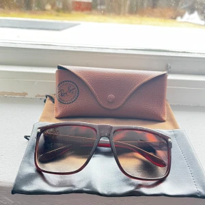  Ray-Ban liknande solglasögon - Säljer ett par solglasögon som liknar RayBans | skick 10/10 helt nya | rayban fodralet ingår inte | bara att skriva för eventuella frågor |😃