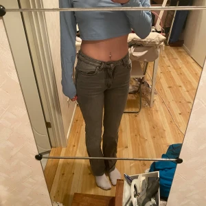 Gråa jeans från Gina tricot -  Jag säljer ett par gråa bootcut jeans från Gina Tricot har använt dem fåtal gånger därav inget slitage eller skador köpte det för 400 och säljer för 250, men priset kan sänkas så lägg ett prisförslag!🩶