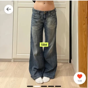 2000s los waist jeans - Midjemått 43 cm rakt över och 80cm runt midjan. Innerbenslöngd 78 cm. Den första och sista bilden är från hon jag köpte de av. Säljer pga inte använder, skriv om du har frågor💞💞💞