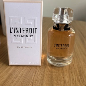 Nytt! L'Interdit parfym från Givenchy 50 ml  - Säljer en helt ny elegant flaska av L'Interdit från Givenchy. Säljs den för doften känns ej rätt för mig.  Full på flaskan, 50 ml 