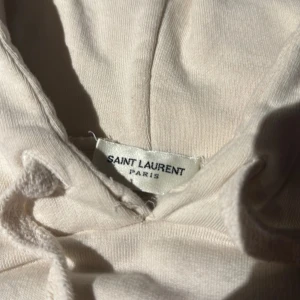 Saint Laurent hoodie  - En saint Laurent hoodie i grymt skick utan några skador förutom att lappen är lite sne. 