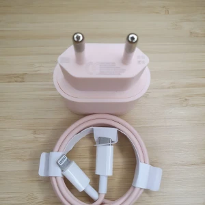 Rosa laddare med USB-kabel, XTW Lightning Quick Charging Set, 20W Charger and 33W 1m Lightning Cable - Säljer en stilren rosa laddare med matchande USB-kabel. Perfekt för att ladda dina enheter med stil. Kompakt design som passar i alla vägguttag.