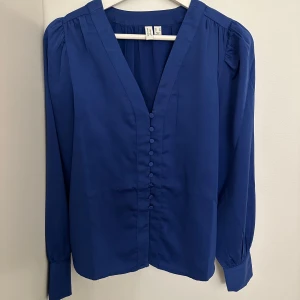 Satin blus  - Blå satin blus med knappar, inga defekter 