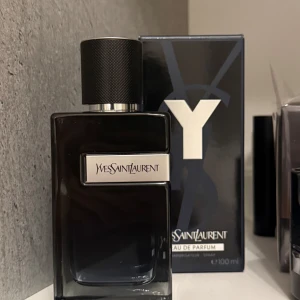  YSL EDP 100 ML PARFYM - Säljer min YSL EDP 100 ml som jag ej längre använder, då jag har andra parfymer.   Det finns cirka 95% kvar i flaskan. Har tagit max 10 sprays. Kartongen medföljer.  Kan fraktas och tar endast Swish. Kör ej via Plick, kör utanför denna appen.